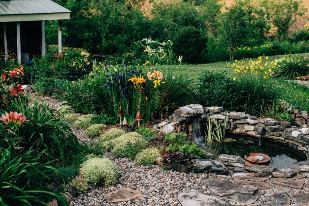 Gartenanlage mit Teich und Steinen