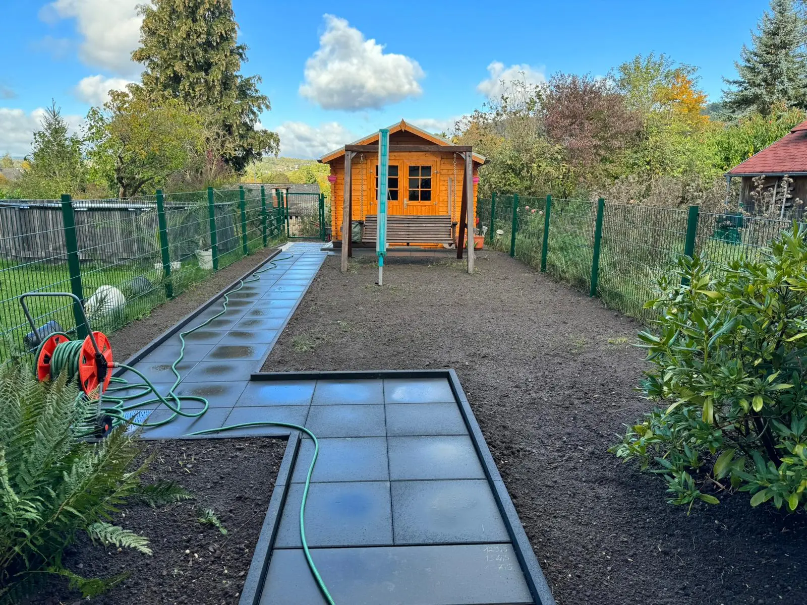 Fertiger Garten mit Steinplattenweg